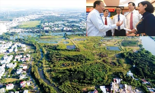 Khu đất công hơn 32 ha đã bồi thường giải tỏa được bán với giá 1,29 triệu đồng/m2, thấp hơn nhiều lần so với giá thị trường (ảnh lớn); Phó Bí thư Thường trực Thành uỷ TPHCM Tất Thành Cang (ngoài cùng bên trái). Ảnh: Huy Thịnh.