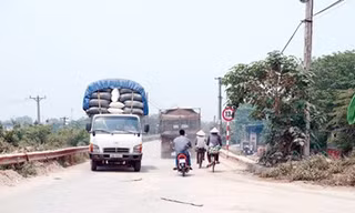 Xe quá tải trên đường đê thuộc địa phận quận Bắc Từ Liêm.
