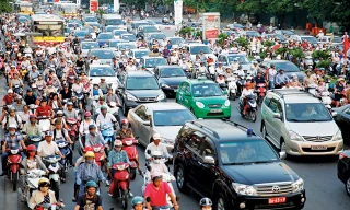 Phương tiện cá nhân được coi là thủ phạm gây ùn tắc giao thông. Ảnh: Hồng Vĩnh