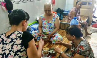 Những người phụ nữ xa lạ ăn chung bữa cơm.