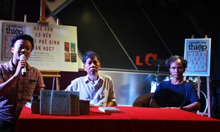 Nguyễn Huy Thiệp (giữa) trong buổi giao lưu với bạn đọc sáng 8/9. Bên trái và bên phải là nhà phê bình Mai Anh Tuấn và Chu Văn Sơn. Ảnh: H.Đ
