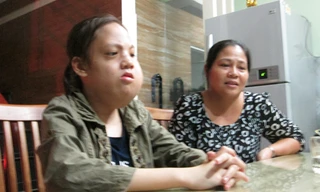 Người mẹ nghèo đưa con tới nhà người bác chơi và mong mỏi hiến tặng con cho y học nghiên cứu. Ảnh: L.N