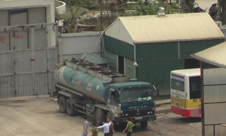 Hoạt động kinh doanh xăng dầu lén lút của một doanh nghiệp vận tải ở phường Yên Hòa (Cầu Giấy, Hà Nội) từng bị Tiền Phong phản ánh.