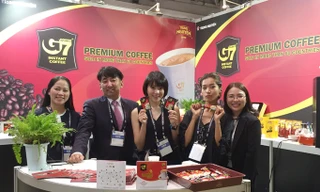 Khách nước ngoài hào hứng thưởng thức G7 tại hội chợ SCAJ tổ chức tháng 9/2017 tại Nhật Bản.