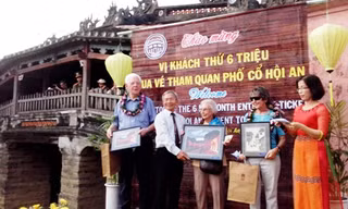 Hội An tôn vinh những vị khách mua vé tham quan đầu tiên trong năm mới.
