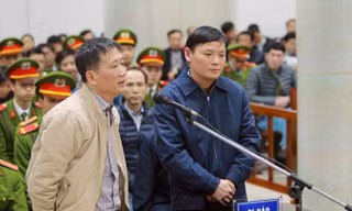 Bị cáo Trịnh Xuân Thanh (trái) và bị cáo Nguyễn Anh Minh (phải) trả lời câu hỏi của luật sư. Ảnh: TTXVN.