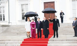 Tổng thống Đức và Phu nhân đón Chủ tịch nước và Phu nhân.