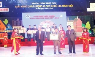 Ông Nguyễn Văn Đình - Phó Giám đốc công ty Dược phẩm Hoa Linh nhận giải thưởng từ Ban tổ chức.