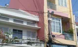 Nhà cao tầng của Chủ tịch Thạnh và nhà ông Phúc. Ảnh: Quốc Ấn
