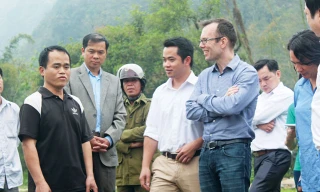 Đại sứ Manning (đeo kính) đến thăm người dân ở huyện Trà Lĩnh.