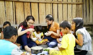 Bữa cơm chứa đựng tình cảm mà các thí sinh HHVN dành cho các em nhỏ ở làng Canh Giao.