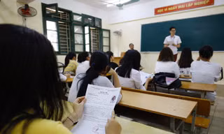 Thí sinh làm thủ tục nhập phòng thi tại trường THPT Trần Hưng Đạo, Hà Nội. Ảnh: Như Ý.