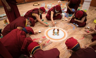  Hậu trường tạo tác Mandala từ ngọc và đá quý. Sàn đặt tranh được lát bằng gỗ hương đỏ. Ảnh: Vô Úy.