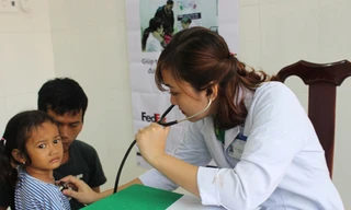 Khám sàng lọc bệnh tim cho trẻ em.