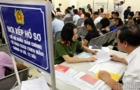 Tay không đi làm thủ tục