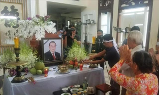 Gia đình, người dân viếng Nguyên Thủ tướng Phan Văn Khải.