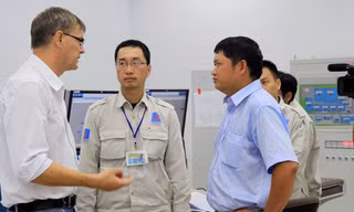 Vũ Đình Duy (bìa phải) khi còn làm việc tại PvTex