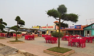 Những nhà hàng vắng bóng thực khách.