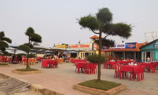 Những nhà hàng vắng bóng thực khách.