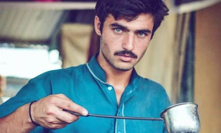 Chàng trai bán trà thành người mẫu