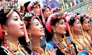 Các cô gái Tra-bê trong trang phục lễ hội