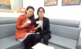 Chị Nguyễn Trần Thùy Dương (bên phải) cùng chị gái đến trung tâm đăng kí hiến tạng. Ảnh: Đinh Tuấn.