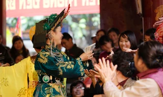 Phát lộc - khoảnh khắc vui nhất của cô đồng và khách. Ảnh: Hồng Vĩnh