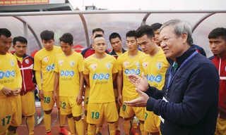 HLV Lê Thuỵ Hải động viên các cầu thủ trước trận đấu. Ảnh: VSI