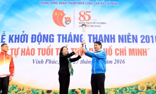 Ủy viên Bộ Chính trị, Bí thư BCH T.Ư Đảng, Trưởng ban Dân vận T.Ư Trương Thị Mai truyền đuốc cho Bí thư thứ nhất T.Ư Đoàn Nguyễn Đắc Vinh.