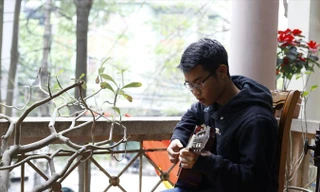 Ngoài Hóa học, chơi đàn cũng là 2 niềm đam mê của Hiếu. Ảnh: Như Ý.