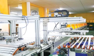 Sản xuất đèn Led Tube tự động tại Công ty Rạng Ðông.