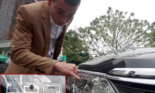 Chủ xe thử độ bám dính của thẻ thu phí không dừng dán trên đèn xe. Ảnh: PT.