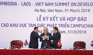Thủ tướng Việt Nam Nguyễn Xuân Phúc (giữa), Thủ tướng Campuchia Hun Sen (trái) và Thủ tướng Lào Thongloun Sisoulith (phải). Ảnh: Như Ý.