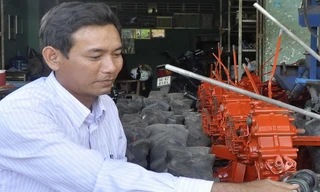 Ông Liêm ráp máy tại nhà