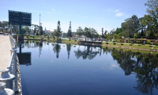 Hồ nước trung tâm thành phố bốc mùi hôi thối nồng nặc