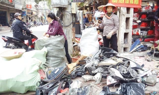 Một số phụ tùng ô tô được chủ cửa hàng trên phố Đồng Nhân bán thanh lý cho đồng nát. Ảnh: M.Đ