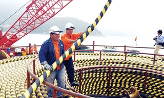 Công nhân thi công kéo cáp ngầm qua biển để cấp điện cho đảo Cù Lao Chàm.