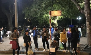 Đủ loại âm thanh di động tra tấn du khách tại phố đi bộ Hồ Gươm. Ảnh: Bảo Hân.