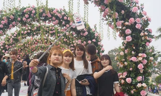 BTC coi trọng yếu tố văn hóa tại lễ hội, còn người dân đến lễ hội này chủ yếu quan tâm hoa hồng. Ảnh: Toan Toan