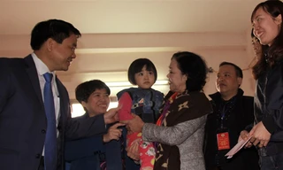 Bà Trương Thị Mai, Trưởng Ban Dân vận T.Ư và ông Nguyễn Đức Chung, Chủ tịch UBND thành phố Hà Nội thăm hỏi, động viên gia đình công nhân tại khu công nghiệp Bắc Thăng Long.