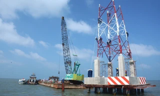 Liên danh nhà thầu gồm Công ty CP Cơ khí Kiên Giang và Công ty Cienco1 đang triển khai đóng móng cọc trụ điện của đường dây 110 kV vượt biển.