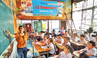 Từ một học sinh lớp tình thương, bây giờ cô Hoa đã trở thành giáo viên trong trường.
