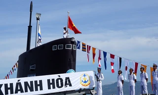 Quốc kỳ Việt Nam và cờ Hải quân đang được treo lên tháp tàu ngầm 185 – Khánh Hòa. Ảnh: Nguyễn Đình Quân