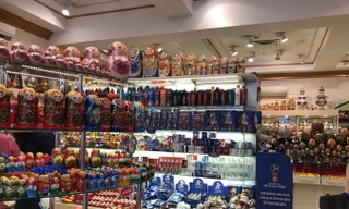 Những “cô” búp bê Matryoshka vốn là biểu tượng văn hóa của người Nga cũng được sản xuất thô hàng loạt tại Trung Quốc và người Nga chỉ làm công đoạn vẽ hình. Chỉ số ít do chính các nghệ nhân Nga làm toàn bộ và có giá rất đắt. Ảnh: N.P