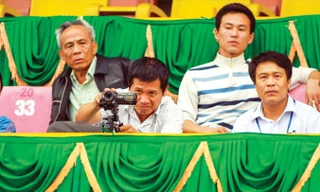 Phó ban Trọng tài Dương Văn Hiền (giữa) không chỉ phân công nhiệm vụ cho các trọng tài mà còn tự phân công mình làm giám sát trọng tài, việc mà VPF cho là “vừa đá bóng, vừa thổi còi”. Ảnh: VSI.