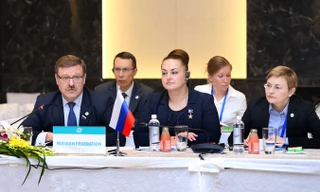 Nghị sỹ Yelena Olegovna Serova (giữa) trong một phiên họp tại Hội nghị thường niên lần thứ 26 Diễn đàn Nghị viện châu Á - Thái Bình Dương. Ảnh: TTXVN.