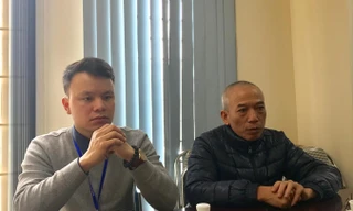 Hai cán bộ phụ trách xây dựng, địa chính trong buổi làm việc tại phường hôm 9/2/2018. (Bên phải là ông Cường, bên trái ông Quân).