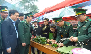 Bộ đội Biên phòng cùng đồng bào gói bánh chưng vui ngày hội “Xuân Biên phòng ấm lòng dân bản”. Ảnh: Xuân Tùng.