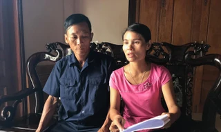 Cô Huế và chồng trong một lần trao đổi với PV Tiền Phong.