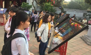 Xem triển lãm khoa cử Việt Nam xưa. Ảnh: Nguyên Khánh.